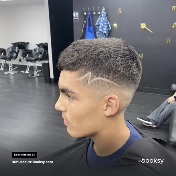 Textured crop with a mid fade and lightning design detail