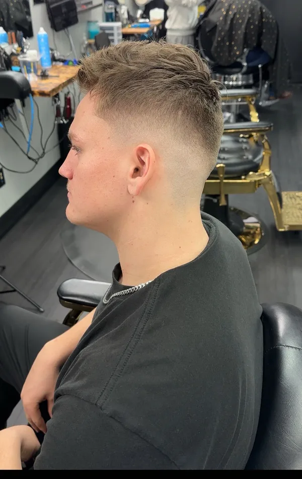 Loose textured top with a shadowed mid skin fade